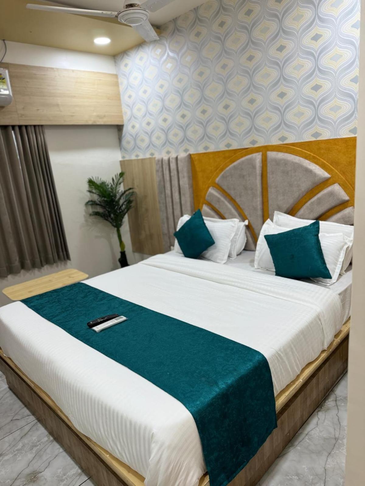 Hotel Alpine Ahmedabad Exterior foto